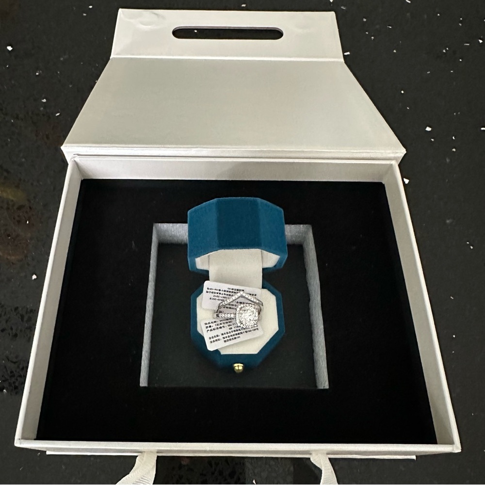 Elegant Silver weekend band with diamonds